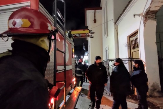 Bomberos acudieron rápidamente al Correo. (Foto: C.G.)