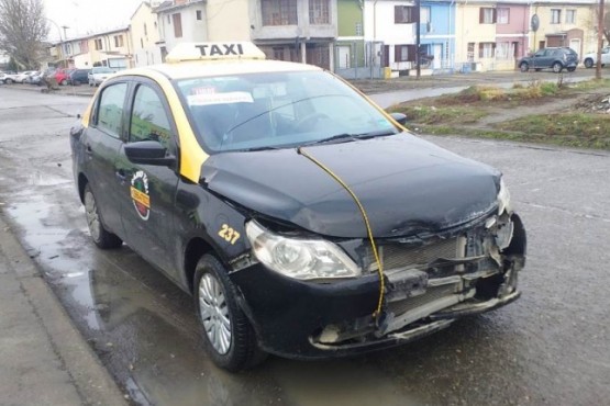 El taxi tras la colisión (Fotos: C.Robledo).