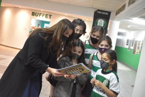 Inés Arrondo junto a las pequeñas de hockey.