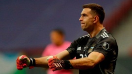 "Dibu" Martínez desobedece a la Premier League: viajará a Argentina