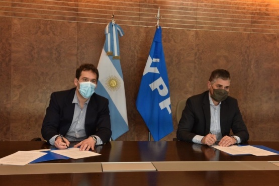 Juan Pablo Luque y Pablo González firmando la carta de intención.