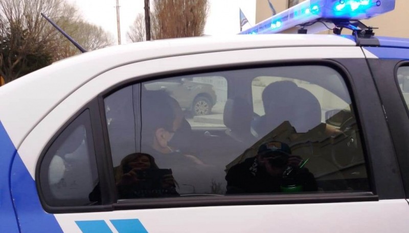 Nicolás Parma en el móvil policial (Fotos: P.A).