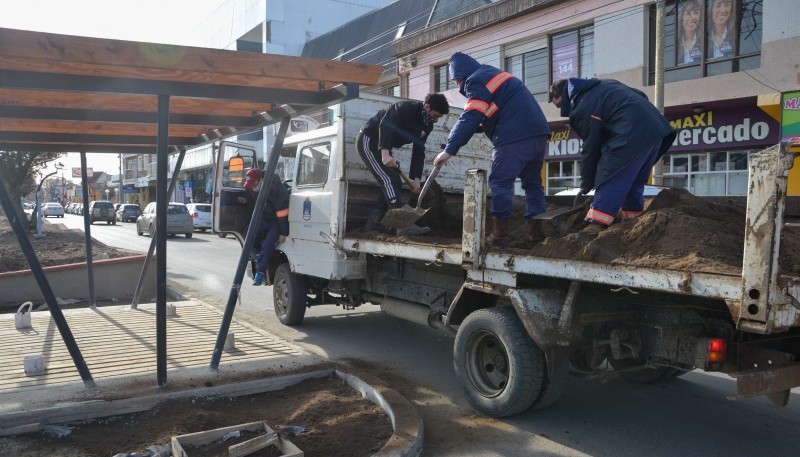 Trabajadores municipales haciendo trabajos en Av. San Martín.