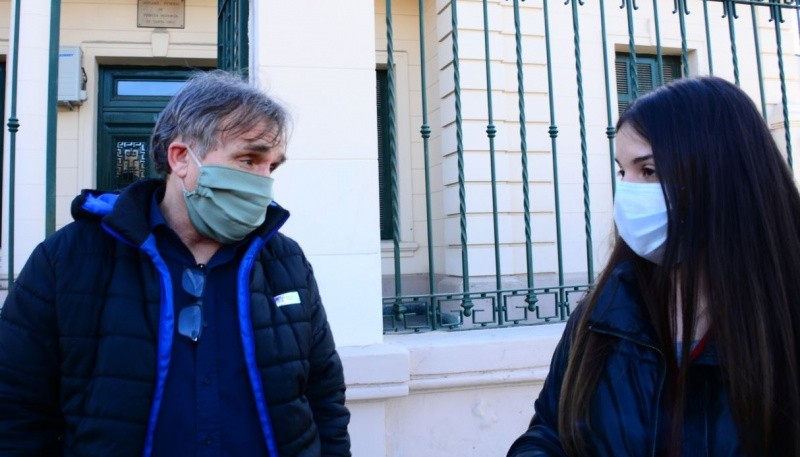 Trevotich, junto a Rocío, hija de Marcela en la puerta del Juzgado Federal. (Foto: C.R.)