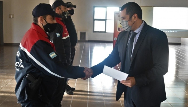 Los bomberos recibieron sus certificados por participar de la capacitación.