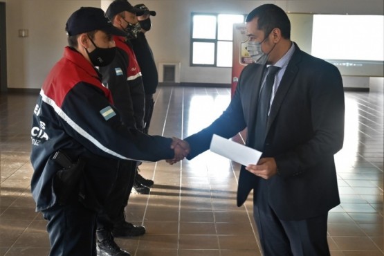 Los bomberos recibieron sus certificados por participar de la capacitación.