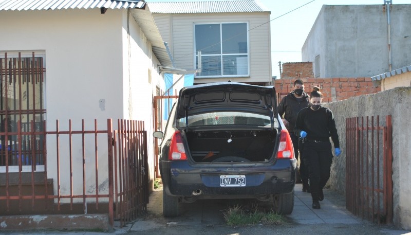 Vivienda y auto requisados por la policía. (Foto: J.C.C.)