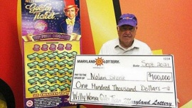 Hombre se dejó guiar por "una voz", compró un billete de lotería y ganó 100 mil dólares
