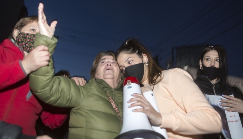 Madre de Marcela López rogando a Dios por su aparición. (Fotos: C.G)