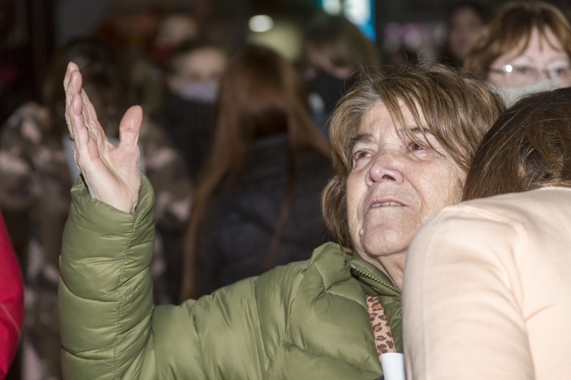 Madre de Marcela López rogando a Dios por su aparición. (Fotos: C.G)