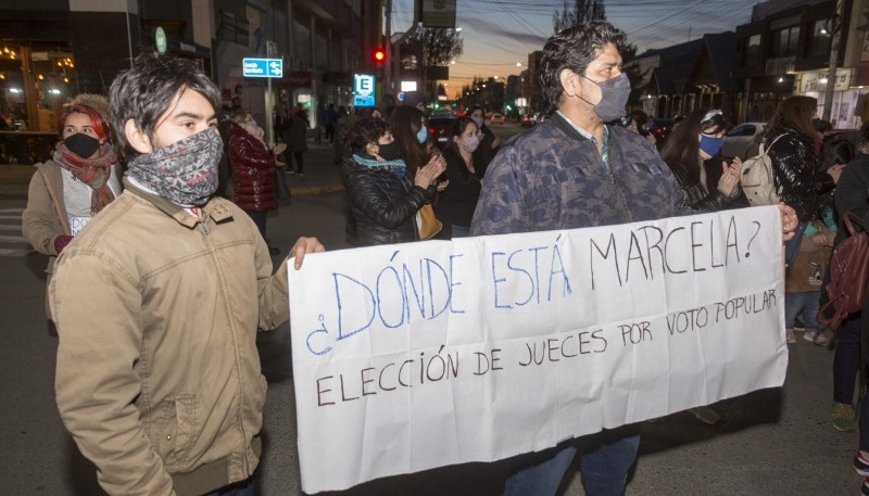 Madre de Marcela López rogando a Dios por su aparición. (Fotos: C.G)