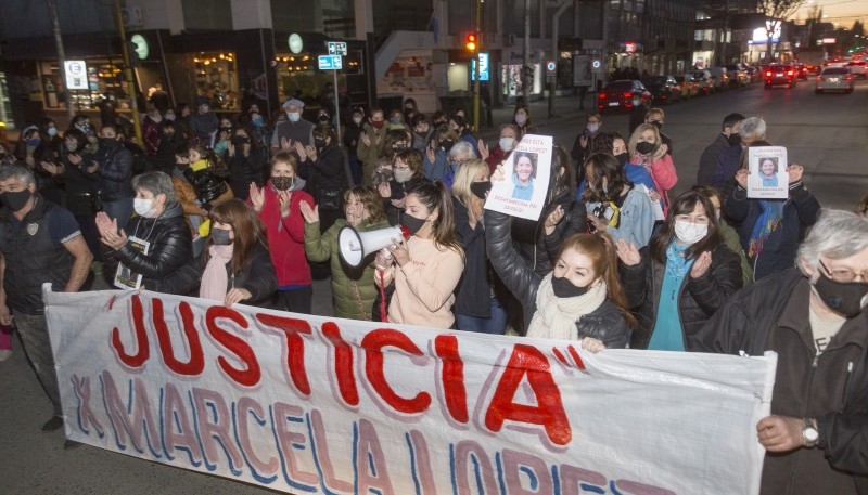 Madre de Marcela López rogando a Dios por su aparición. (Fotos: C.G)