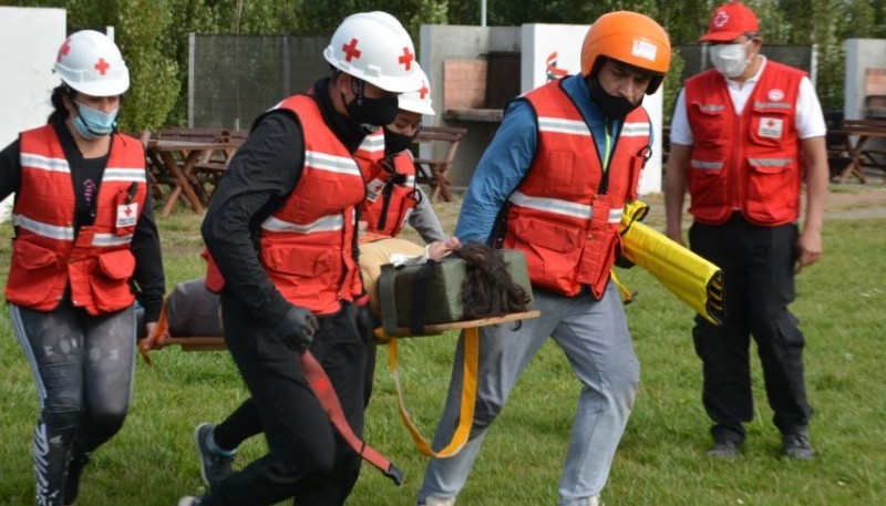 La Cruz Roja enseña primeros auxilios. 