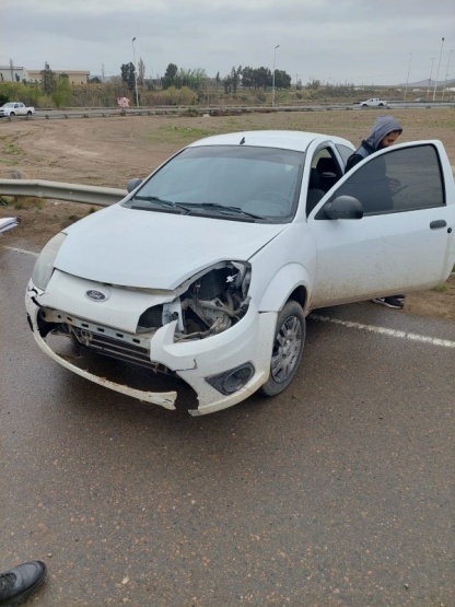 Colisionó contra el guardarrail y salió ileso