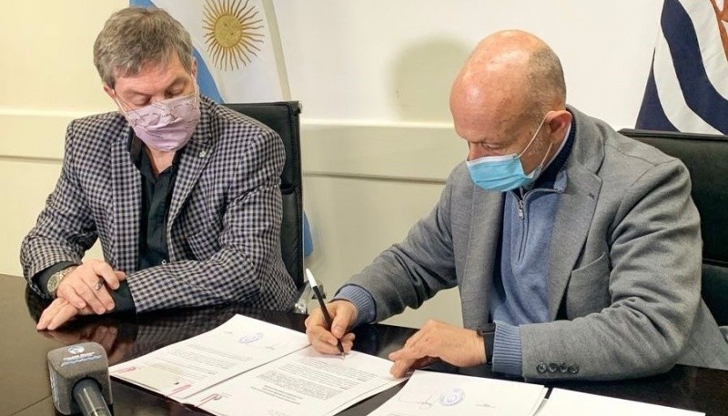 Fernando Cotillo y Sebastián Puig firmando el convenio.