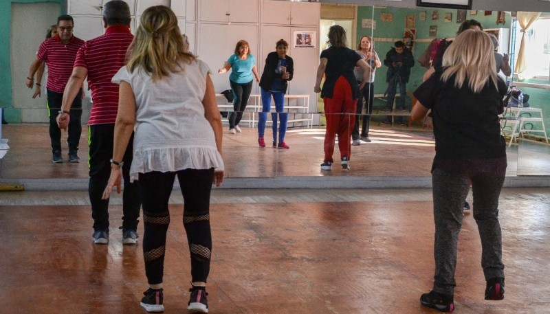 Marta Muñoz y Rubén Darío Suárez llevan adelante los talleres de ritmos y tango.