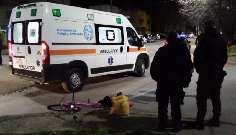 La mujer de la bicicleta fue llevada al hospital.