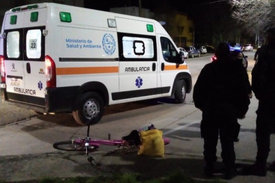 La mujer de la bicicleta fue llevada al hospital.