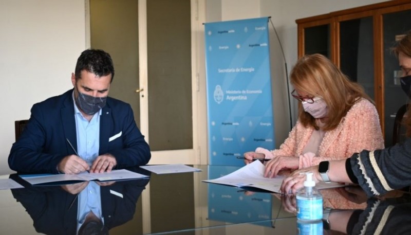 Alicia Kirchner firmó convenios con Darío Martínez, secretario de Energía de la Nación.