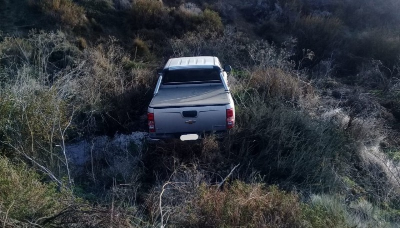 La camioneta cayó varios metros de la calzada. (Foto: Señal Calafate)