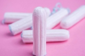 Científicos analizan la relación entre la menstruación irregular y la vacunación