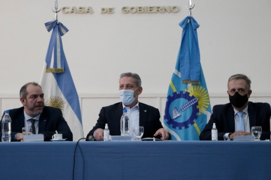 Mariano Arcioni junto a parte de su gabinete.