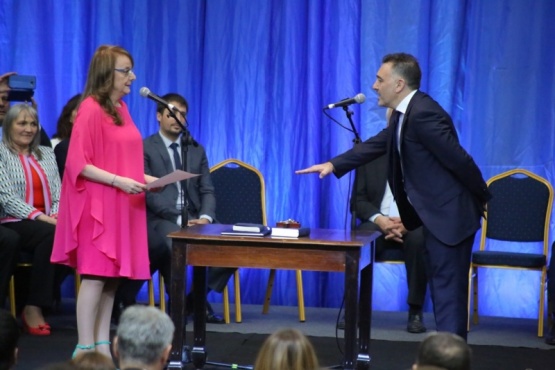 Alicia Kirchner le tomó juramento a Leonardo Álvarez como Jefe de Gabinete el 7 de diciembre de 2019. (C. R)