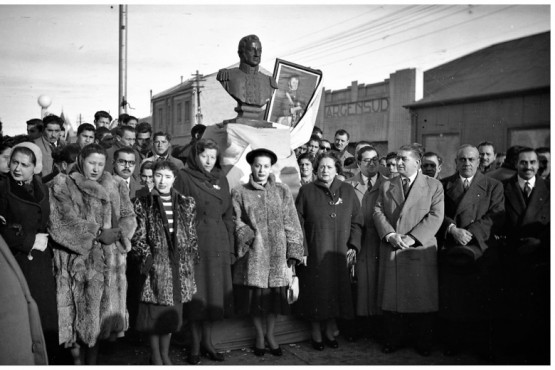 Delegación chilena rinde homenaje a José de San Martín en Río Gallegos.