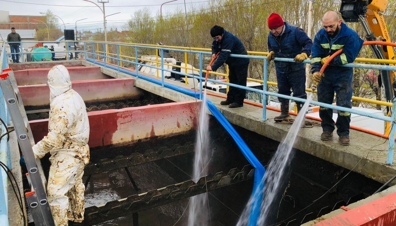 Comenzó la limpieza en la Planta Potabilizadora de Agua de Río Gallegos