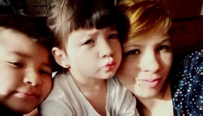 Natasha junto a sus pequeños, Karin y Lautaro.