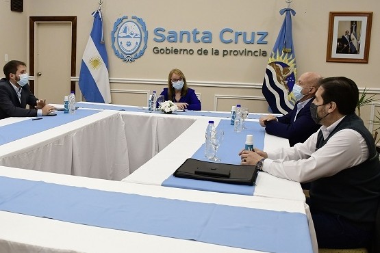 Reunión de Alicia Kirchner junto a Néstor González con otros intendentes. 