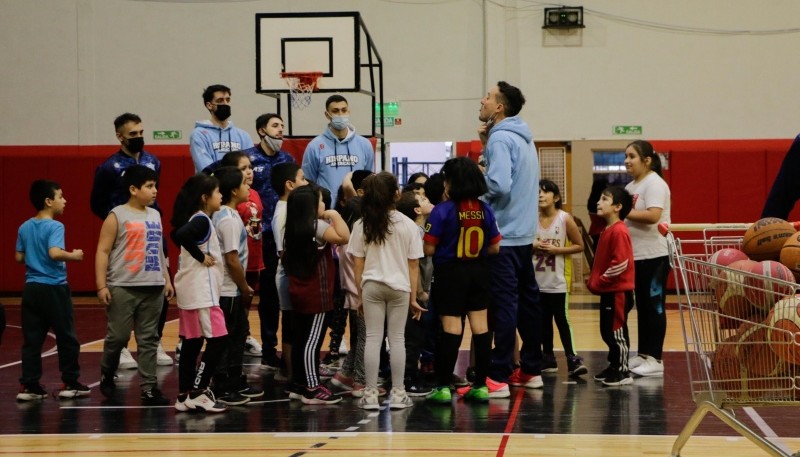 Los jugadores del Hispano con los niños del Rocha.