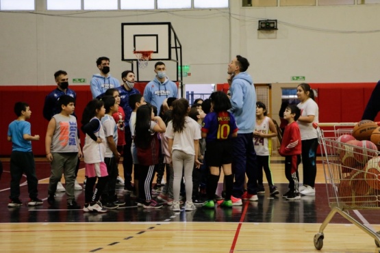 Los jugadores del Hispano con los niños del Rocha.