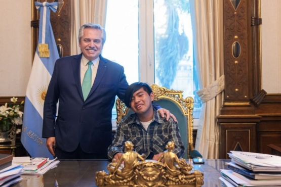 Alberto Fernández junto al joven emprendedor.