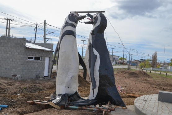 Los pingüinos son obra del escultor local Juan Carlos Villegas.