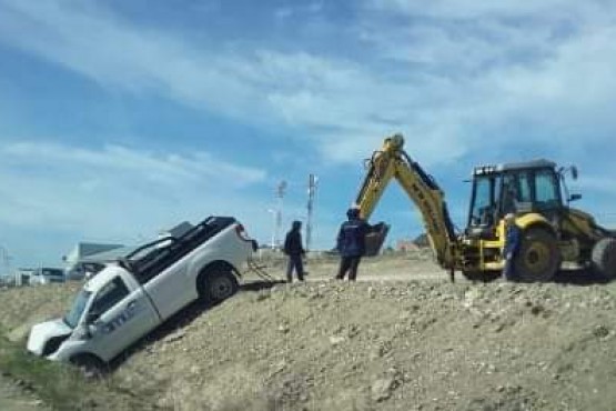 La camioneta terminó con importantes daños materiales.  