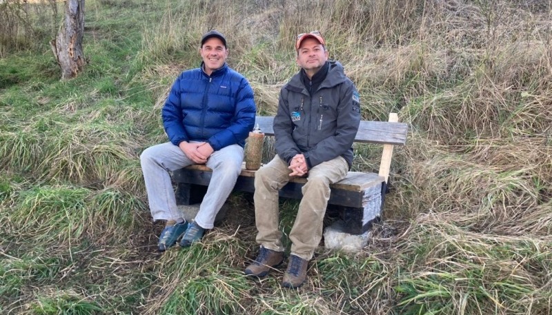 Santiago Imberti (izq.) y Ricardo Matus (der.), referentes del Proyecto Pluvianellus desarrollado por Ambiente Sur y el C.R.A.L. de Punta Arenas, para la conservación del Chorlito Ceniciento.