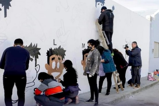 En Río Gallegos pintan mural con el abecedario en lengua de señas