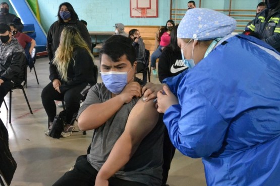Hoy vacunarán sin turno a menores de 15 a 17 años en Río Gallegos
