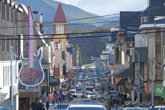 La Carta Orgánica de Ushuaia declara a este Municipio como “una comunidad humana con autonomía plena”, en la cual Sociedad y Gobierno deben encontrar formas consensuadas de resolución de los conflictos.