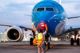 Aerolíneas Argentinas advirtió que por la ola de contagios puede haber suspensiones y cancelaciones de vuelos