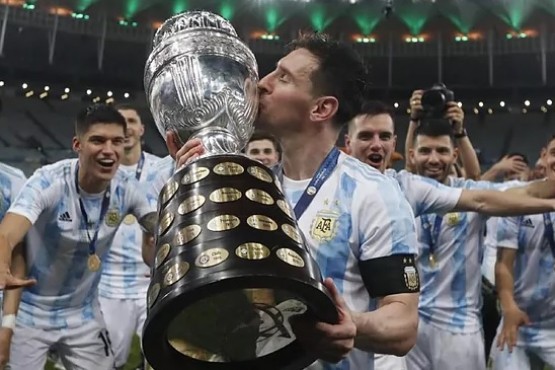 Messi, besando la Copa América.EFE