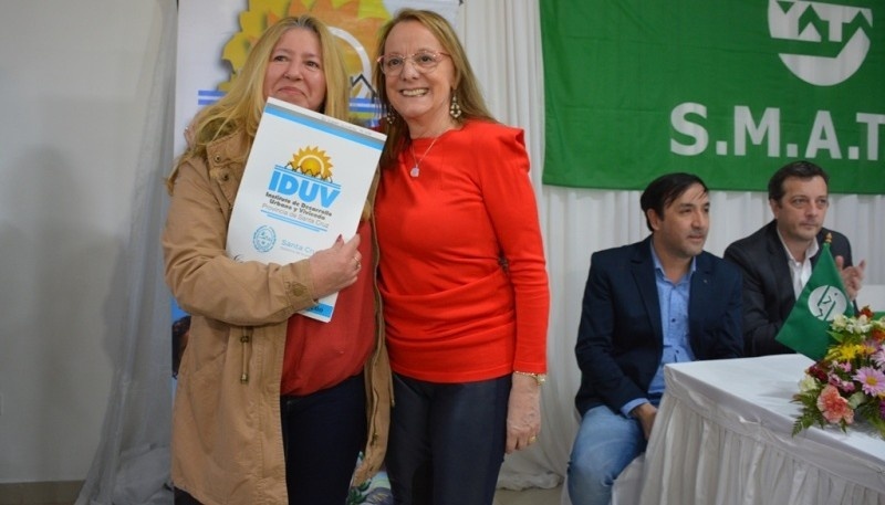 Graciela Suárez junto a Alicia Kirchner (foto archivo). 