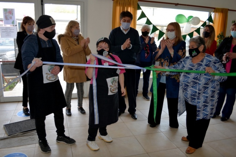 Alicia encabezó la apertura de la panadería.