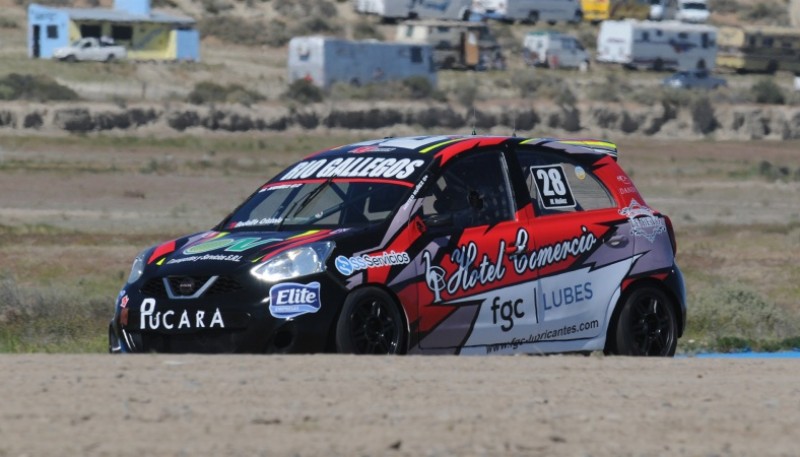 El Nissan de Mateo a toda marcha.