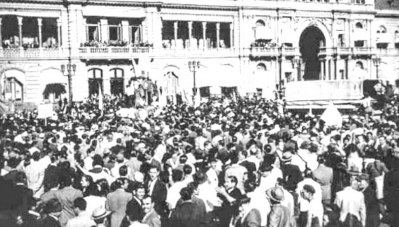 Imagen del histórico día en Plaza de Mayo. 