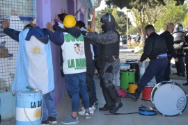 Interceptan a una facción de la UOCRA con palos, piedras y gomeras