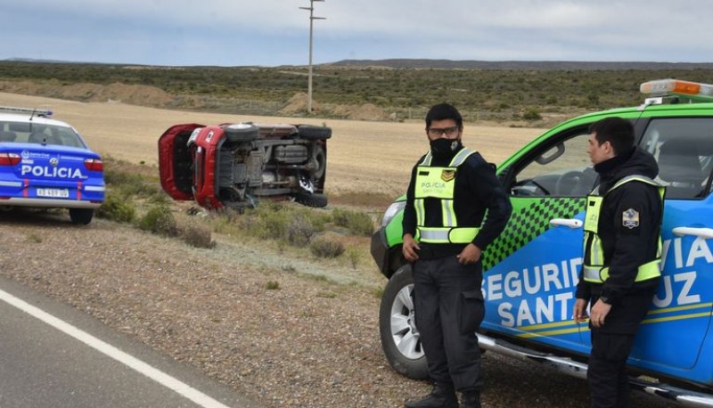 La camioneta terminó sobre su lateral derecho. (Foto: El Patagónico)