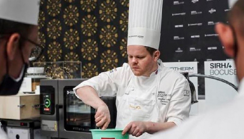 El chef islandés Sigurour Laufdal preparando comida