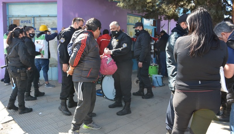 El sujeto continúa detenido a la espera de ser buscado.